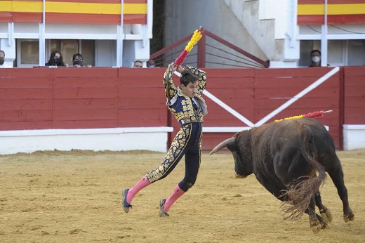 Banderilleó el novillero con gracia y asomándose al balcón