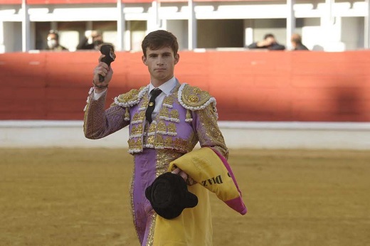 Sergio cortó una oreja al de Espioja que abrió plaza