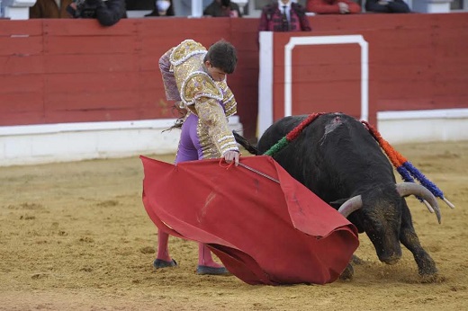 Sergio embarcando al burel por la derecha