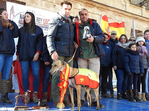 Ángel Lorenzo recibiendo el premio con la última galga campeona de España de la S.G.M., Pelaya de Safesa. - L. D. F.