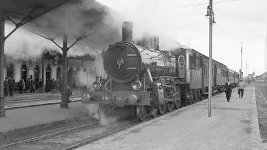 Llegada a Salamanca de un tren de viajeros procedente de Medina del Campo, en el año 1955. Fotografía de Juan Bautista Cabrera