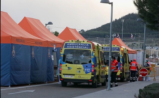 Llegada de ambulancias con pacientes, ayer por la tarde, a las carpas de triaje del Río Hortega. /