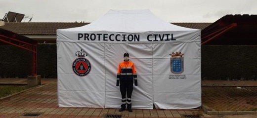 Carpa situada en la entrada de las piscinas municipales // Foto: Dionisio Zurdo, coordinador de Protección Civil