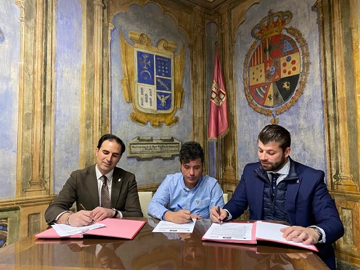 Momento de la firma de aprobación del convenio de colaboración.