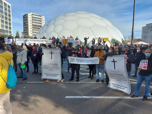 La hostelería medinense denuncia la situación del sector en la multitudinaria manifestación de Valladolid.