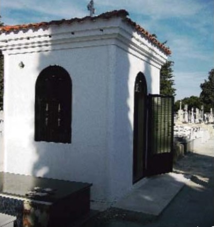 Existe en el cementario, distinguiéndose entre todos los demás, un mausoleo rodeado de cipreses junto a un camino a cuyos lados crece la hierva expontánea y humilde. ... "Yace aquí Ramon Ferreruela".