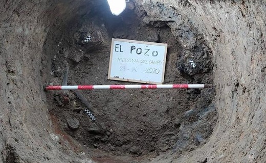 Fondo del pozo de Medina del Campo, a 31 metros, donde se aprecian zapatos y restos humanos. / ARMH 