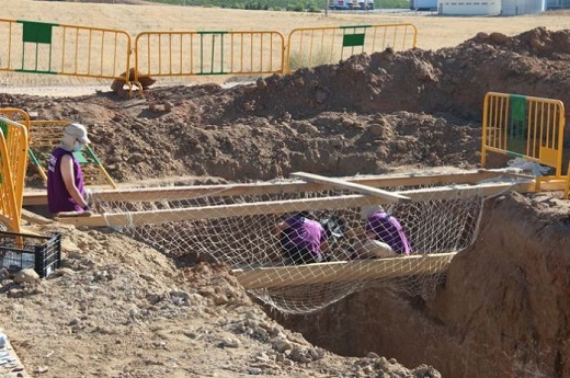 Esperanza ante el hallazgo de una bala de mauser en la excavación ‘El Pozo’.