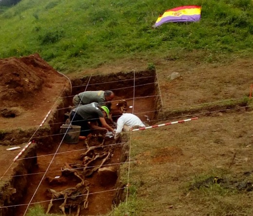 Fosa memorial histórica, Pajares Consejo Principado de Asturias, represaliados frente norte León San Marcos, voluntarios arqueología historia guerra.