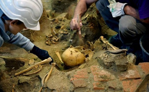 Restos humanos encontrados durante los trabajos de exhumación realizados en la bodega de Los Alfredos de Medina del Campo en 2019. / FRAN JIMÉNEZ