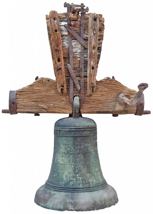 Campana esquilonada de la capilla de la huerta del Hospital Simón Ruiz. 
Fundidor anónimo 1747. Bronce fundido, madera, hierro forjado / 45,5 x 45,5 cm (campana); 57 x 80 cm (eje y melena) Inscripción: «IHS MARIA IOSEPH S DIEGO 1747» (en el hombro) Motivos ornamentales: Cruz latina sobre calvario, realizada con moldes cuadrados y triangulares (en el medio cuerpo); un molde cuadrado al reverso de la cruz Fundación Simón Ruiz. Pieza depositada en el Museo de las Ferias