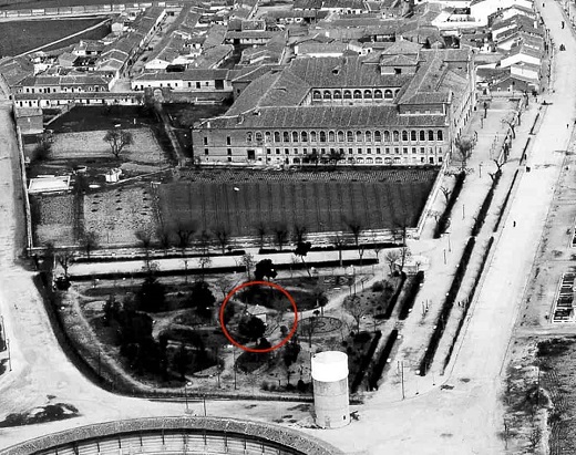 Fotografía aérea posterior del “chalet” en los jardines del Hospital de Simón Ruiz