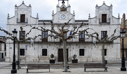 Fachada del Ayuntamiento de Nava del Rey