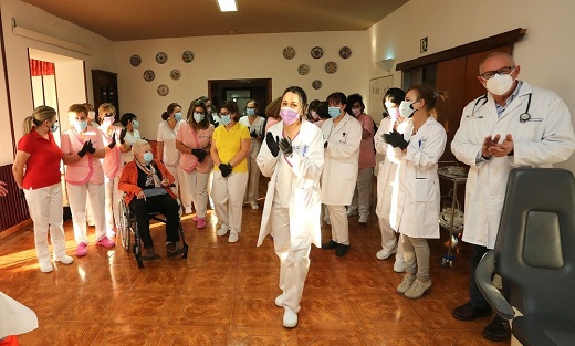 Juana Ribón, de 79 años, residente del centro de mayores El Fontán en Nava del Rey ha sdo la primera persona en recibir hoy la vacuna contra la covid-19