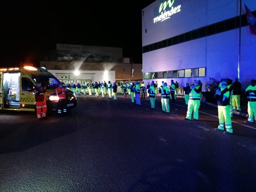 Los trabajadores de Patatas Meléndez e Ibersnacks se funden en un aplauso con los efectivos que velan por la seguridad.