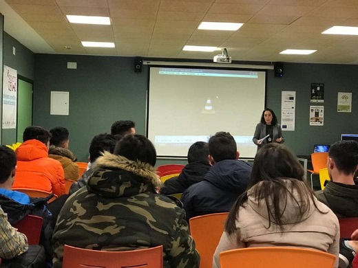 Alumnos del Centro de FP participando en la jornada de Radio Medina sobre la radio local / Cadena SER