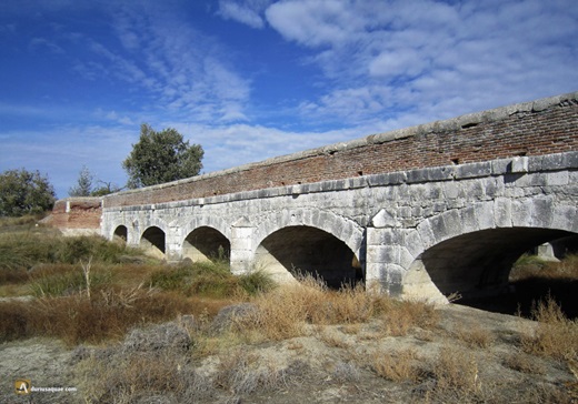 El puente de San Vicente del Palacio sobre el río Zapardiel