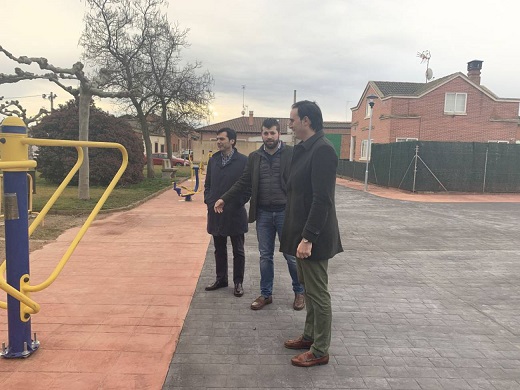 Los concejales de Hacienda y Urbanismo, junto al Alcalde de la villa, en Rodilana / Cadena SER