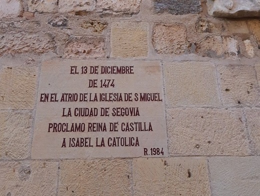 En la fachada de la actual Iglesia de San Miguel existe una inscripción que recuerda la proclamación de Isabel la Católica como Reina de Castilla. En esta foto es de la pared de la actual Iglesia de San Miguel, pero en 1474 la Iglesia no se encontraba en ese lugar.