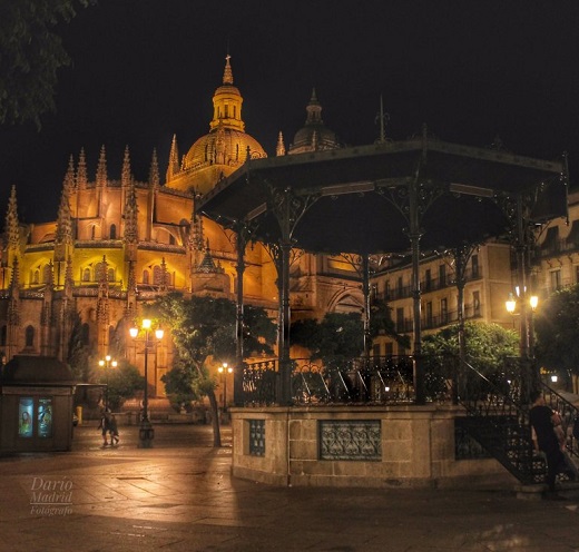 ¿Ven el templete de música delante de la @catedralsegovia? Precisamente en este lugar se coronó reina Isabel I de Castilla, la Católica. En ese lugar se encontraba el atrio de la Iglesia de San Miguel el 13 de diciembre de 1474.