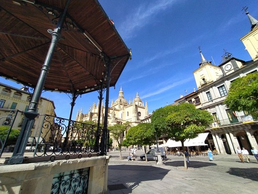 La portada de la Iglesia frente a la que se coronó Isabel si se ha conservado. Curiosamente el Ayuntamiento de Segovia no da importancia a que la reina Isabel la Católica fuera proclamada reina en su ciudad. No existe ninguna placa que lo recuerde.