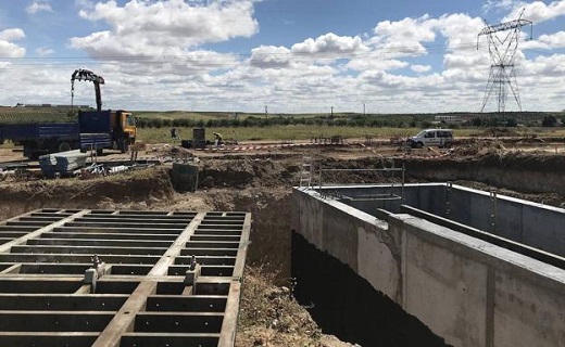Maquinaria pesada y operarios en las obras de construcción de una nueva bodega del grupo J. Fernando Family Wines en Rueda. / PATRICIA GONZÁLEZ