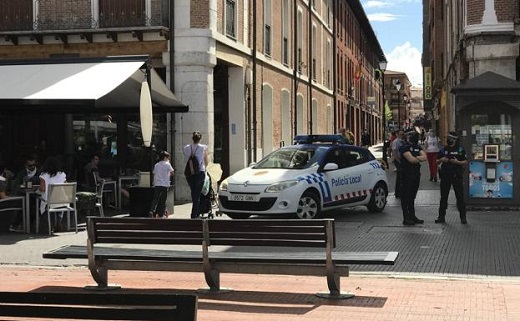 Control policial en uno de los accesos a la Plaza Mayor. / P. G.