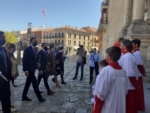 El presidente de la Diputación de Valladolid, Conrado Íscar, acompaña al alcalde de Medina del Campo, Guzman Gómez, en las fiestas patronales de la localidad vallisoletana/Foto: Diputación de Valladolid