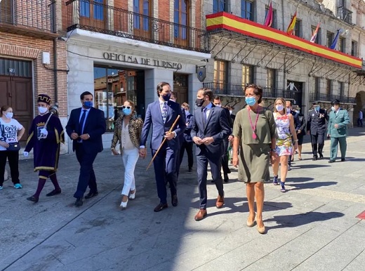 El presidente de la Diputación de Valladolid, Conrado Íscar, acompaña al alcalde de Medina del Campo, Guzman Gómez, en las fiestas patronales de la localidad vallisoletana/Foto: Diputación de Valladolid