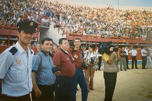 Autoridades, fotógrafos y aficionados durante la celebración del festejo