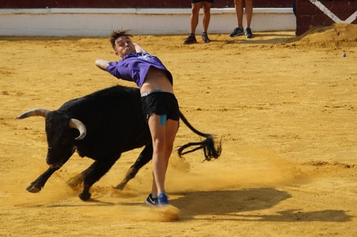 Adrián Lambás realizando un corte durante las capeas posteriores a los encierros tradicionales de San Antolín