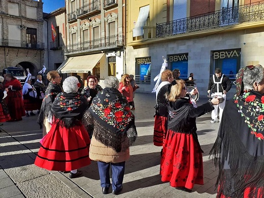 Compartimos con todos vosotros estas fotografías de la celebración de la Fiesta de Las Águedas que ha tenido lugar en la mañana de hoy viernes en la Plaza Mayor.