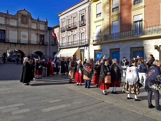 Compartimos con todos vosotros estas fotografías de la celebración de la Fiesta de Las Águedas que ha tenido lugar en la mañana de hoy viernes en la Plaza Mayor.