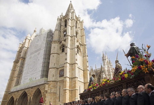 La procesión iba a salir desde la Catedral. FERNANDO OTERO