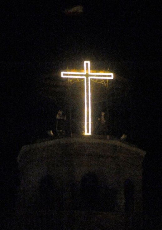 La Cruz de la torre lucirá en lo alto de la Colegiata como símbolo de lucha contra el COVID-19.