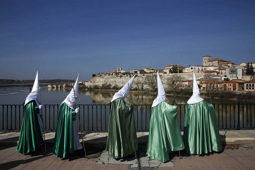 Penitentes toman parte en la procesión de la hermandad 'Virgen de la Esperanza' de Zamora. REUTERS JUAN MEDINA