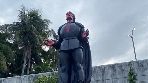 Estatuta dedicada a Colón en Miami, llena de pintadas tras una protesta la pasada semana por la muerte del afroamericano George Floyd. /