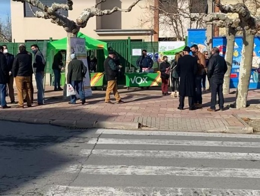 Medina del Campo: Vox instala una mesa de recogida de alimentos en las inmediaciones del mercadillo.