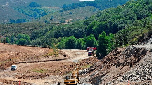 Movimientos de tierras en Campobecerros en el verano de 2012 cuando todo estaba en marcha. Fotos: Almara