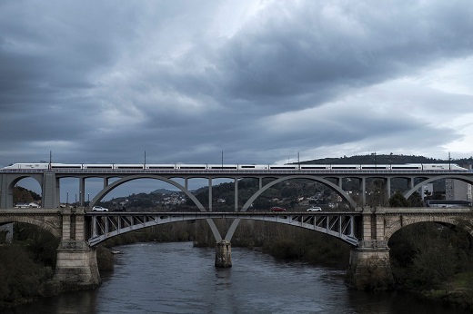 El tren inaugural del AVE qa Galicia cruza un puente en Ourense, el pasado 20 de noviembre.
BRAIS LORENZO (EFE)