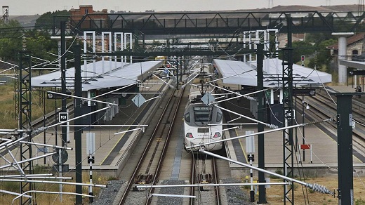 Un tren detenido en la estación de Zamora. JOSE LUIS FERNÁNDEZ