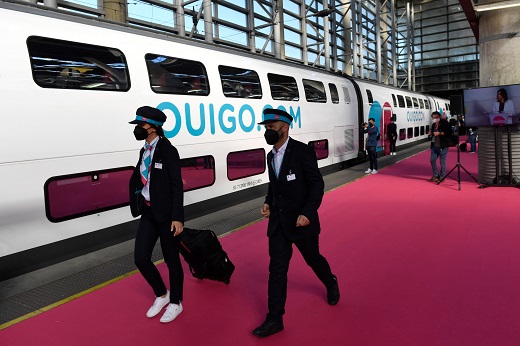 Trabajadores de Ouigo aboedan el tren en Atocha Pierre Philippe Maron / AFP