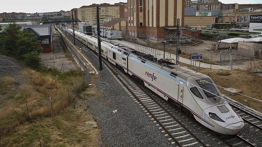 Un tren AVE sale de la estación de Zamora este julio de 2020 para la formación de maquinistas. JOSÉ LUIS FERNÁNDEZ
