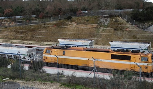 Los trenes que realizan las pruebas de carga en tramos de vía doble, en la base de montaje de Meamán.