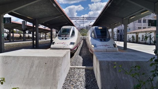 Dos trenes AVE como los que llegarán a Galicia a finales de este año. ADIF