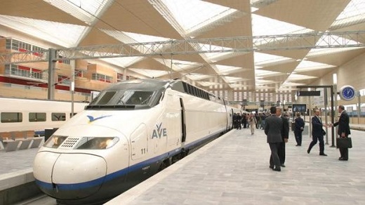 Un tren AVE en los andenes de la estación de Zaragoza-Delicias - F. Simón