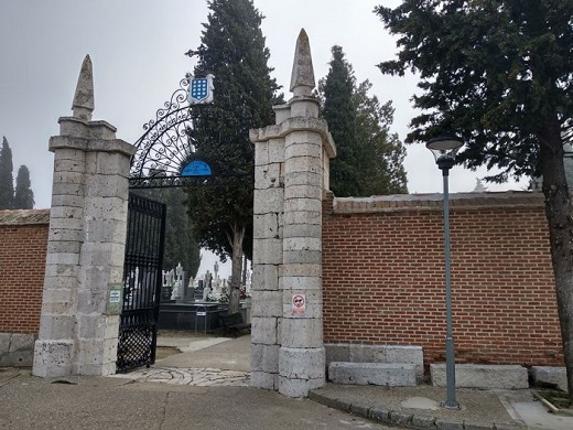 Fachada del cementerio del Castillo de la Mota de Medina del Campo.