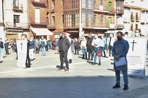 Manifestación de hosteleros medinenses el pasado 30 de octubre en la Plaza Mayor de la Hispanidad // Imagen: La Voz