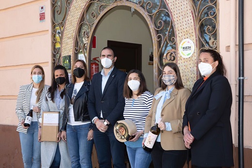 El alcalde de Medina del Campo, Guzmán Gómez visitó en la mañana de ayer, las empresas de la villa integradas en la marca Alimentos de Valladolid