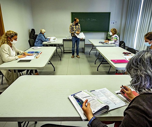 Taller de inglés que se imparte en Fuensaldaña, dentro de las aulas de cultura.